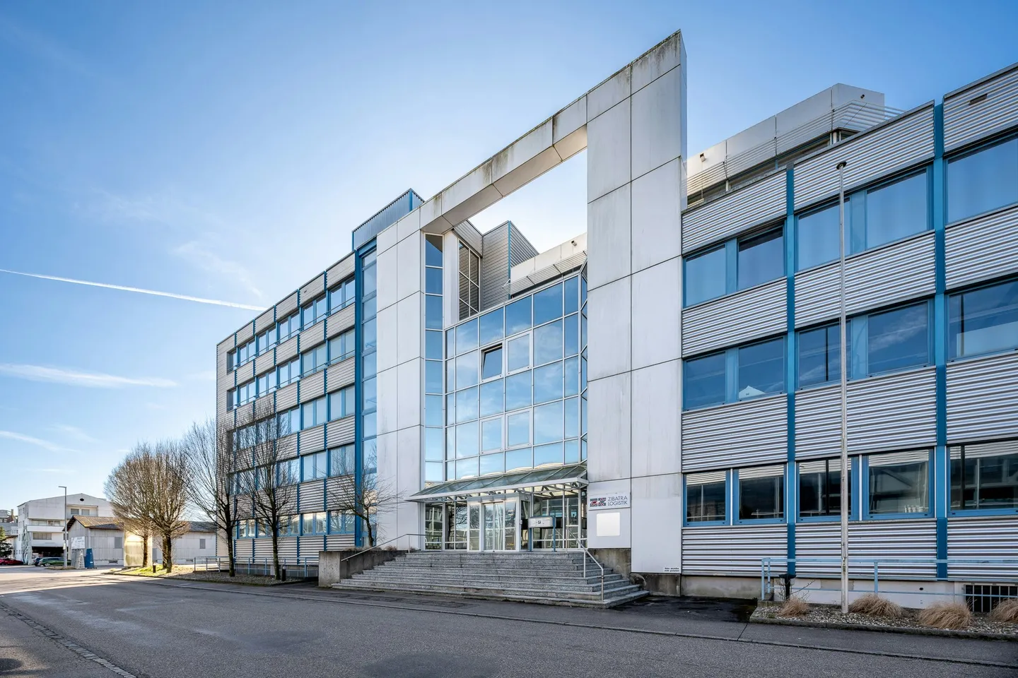 Jusqu'à 20 000 m² d'espace d'entreposage/logistique | Rampes | 130 places de stationnement | disponible en 2028 | location partielle - Photo 1 sur 13