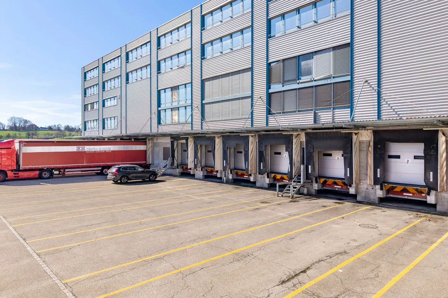 Jusqu'à 20 000 m² d'espace d'entreposage/logistique | Rampes | 130 places de stationnement | disponible en 2028 | location partielle - Photo 3 sur 13