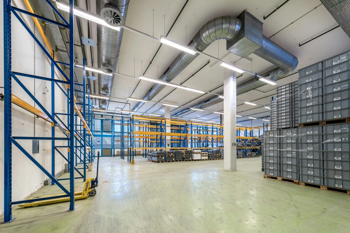 Jusqu'à 20 000 m² d'espace d'entreposage/logistique | Rampes | 130 places de stationnement | disponible en 2028 | location partielle - Photo 8 sur 13