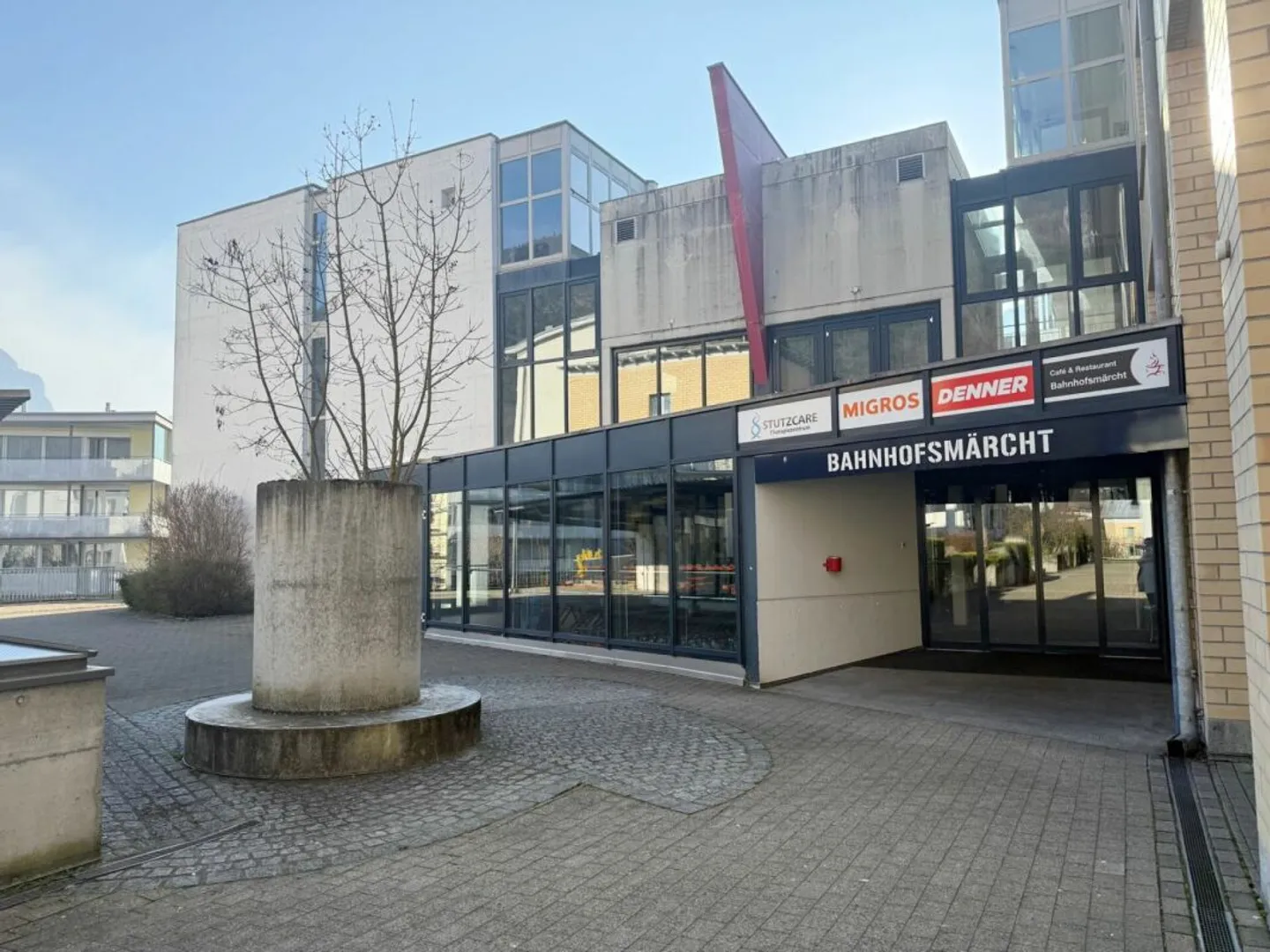 Attractive commercial space in the shopping center "Bahnhofsmärcht", Brunnen - Photo 1 of 9