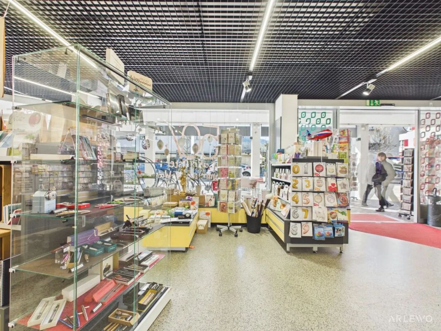 Espace commercial flexible avec grande vitrine et accès interne au stockage - Photo 7 sur 10