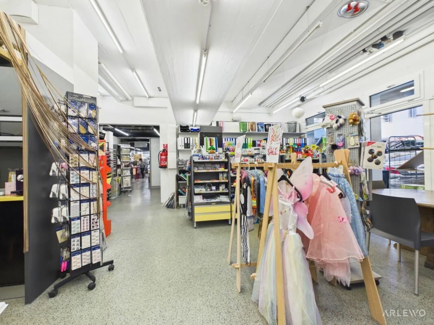 Espace commercial flexible avec grande vitrine et accès interne au stockage - Photo 6 sur 10