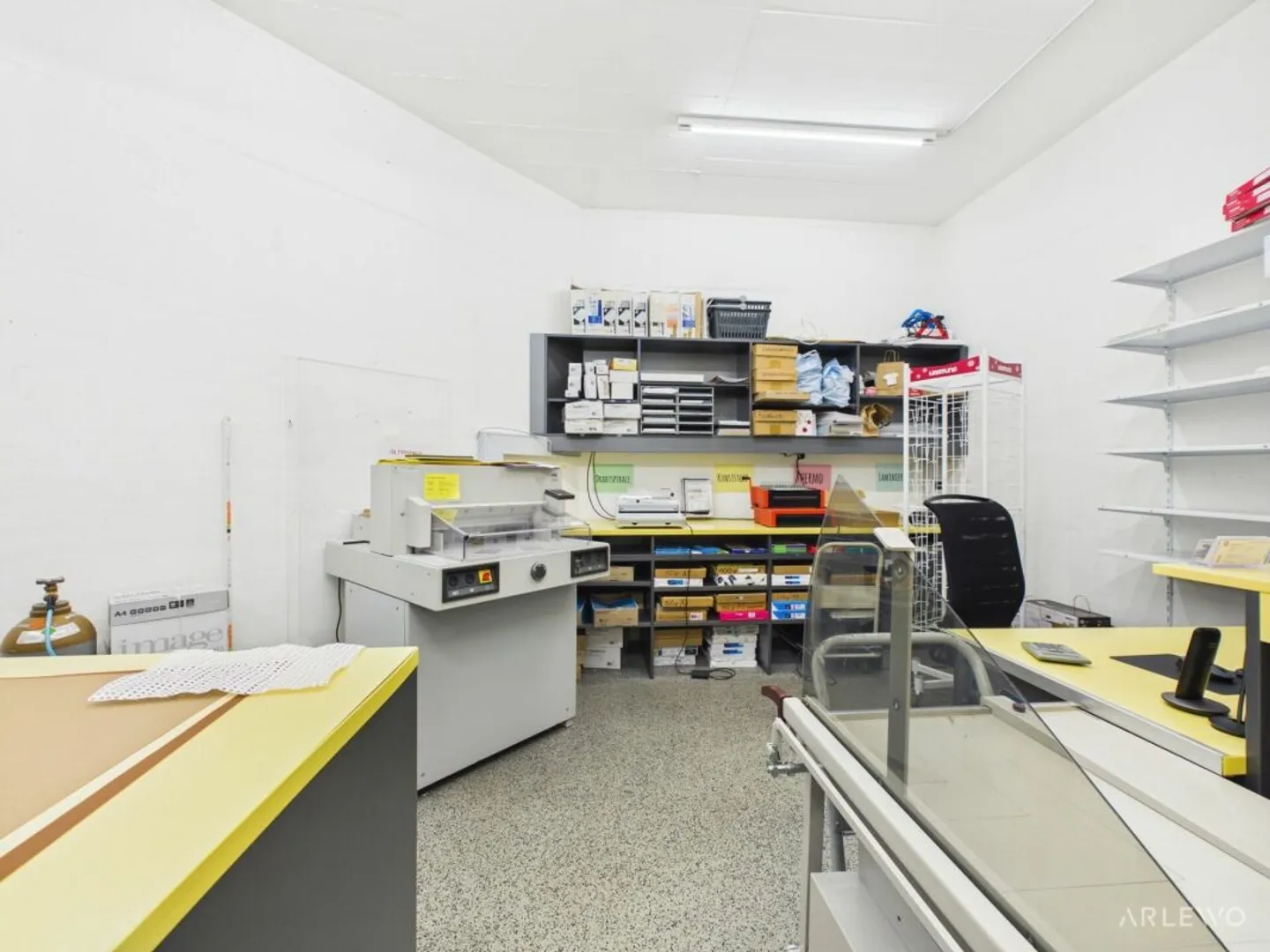 Espace commercial flexible avec grande vitrine et accès interne au stockage - Photo 9 sur 10