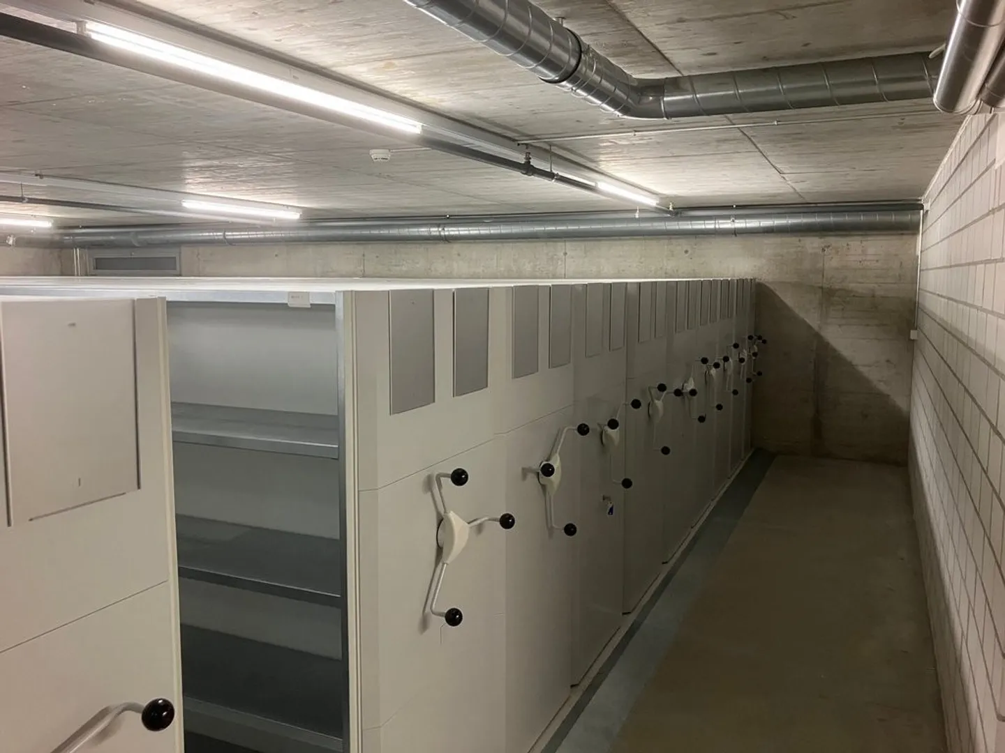 Archive room with mobile shelving system in Zurich Oerlikon - Photo 5 of 5