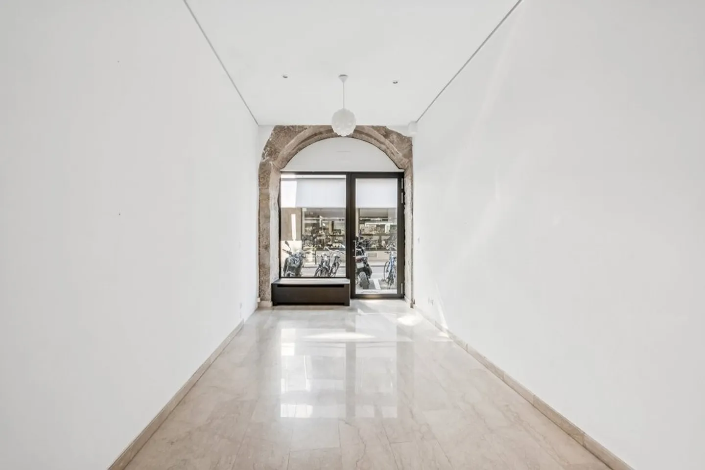 Modern arcade of 18 m2 for rent - Photo 3 of 6
