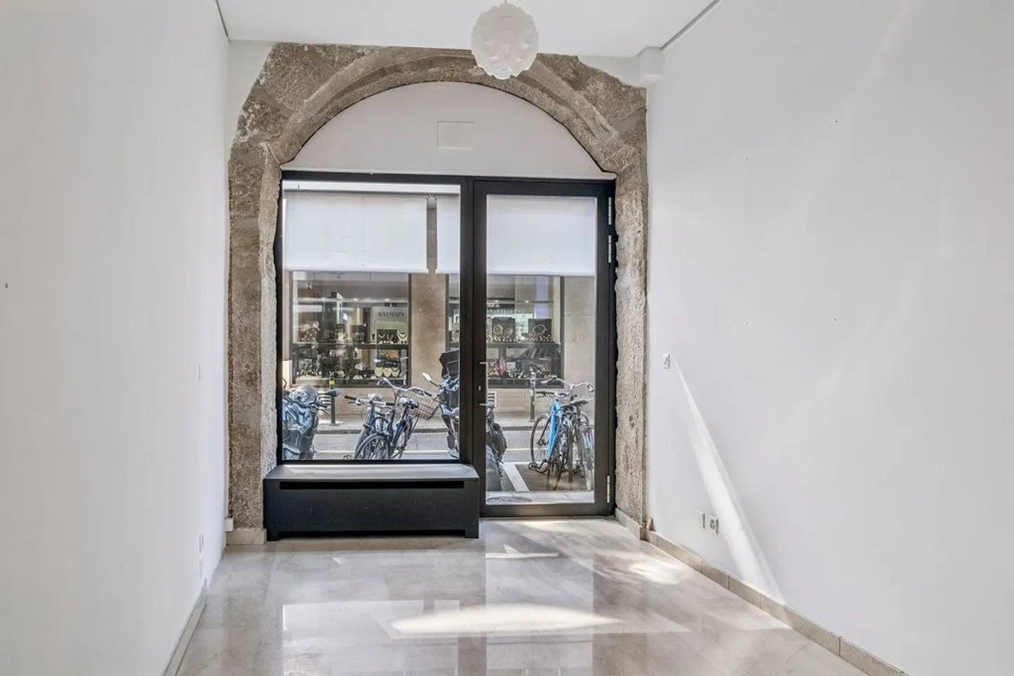Modern arcade of 18 m2 for rent - Photo 4 of 6