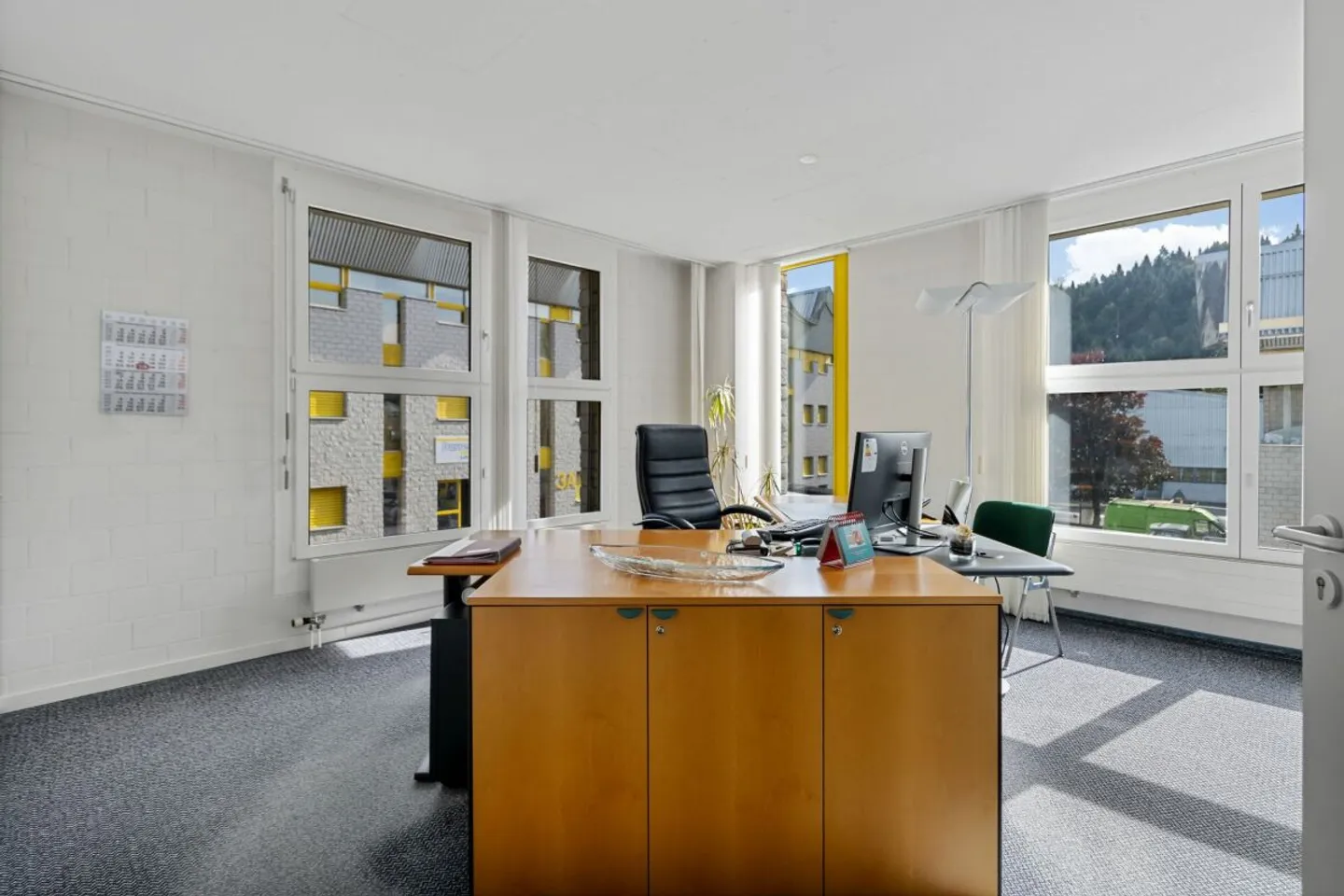 Espace de bureau polyvalent avec un bon agencement - Photo 1 sur 13