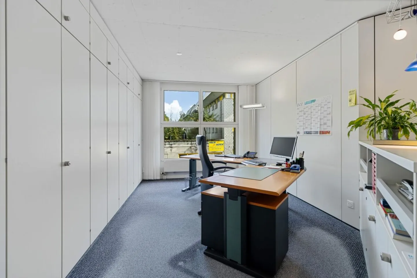 Espace de bureau polyvalent avec un bon agencement - Photo 10 sur 13