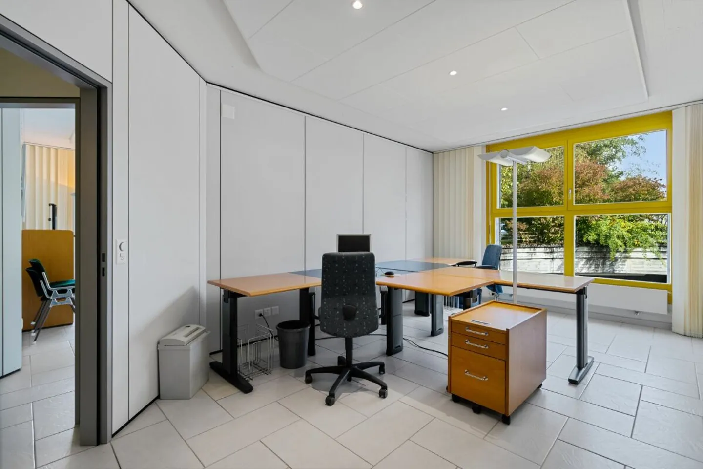 Espace de bureau polyvalent avec un bon agencement - Photo 11 sur 13