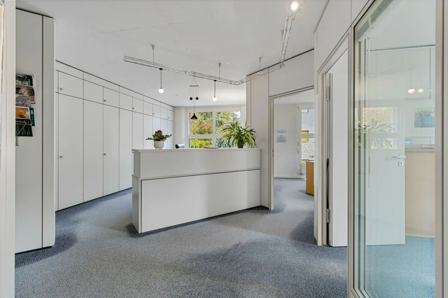 Espace de bureau polyvalent avec un bon agencement - Photo 9 sur 13