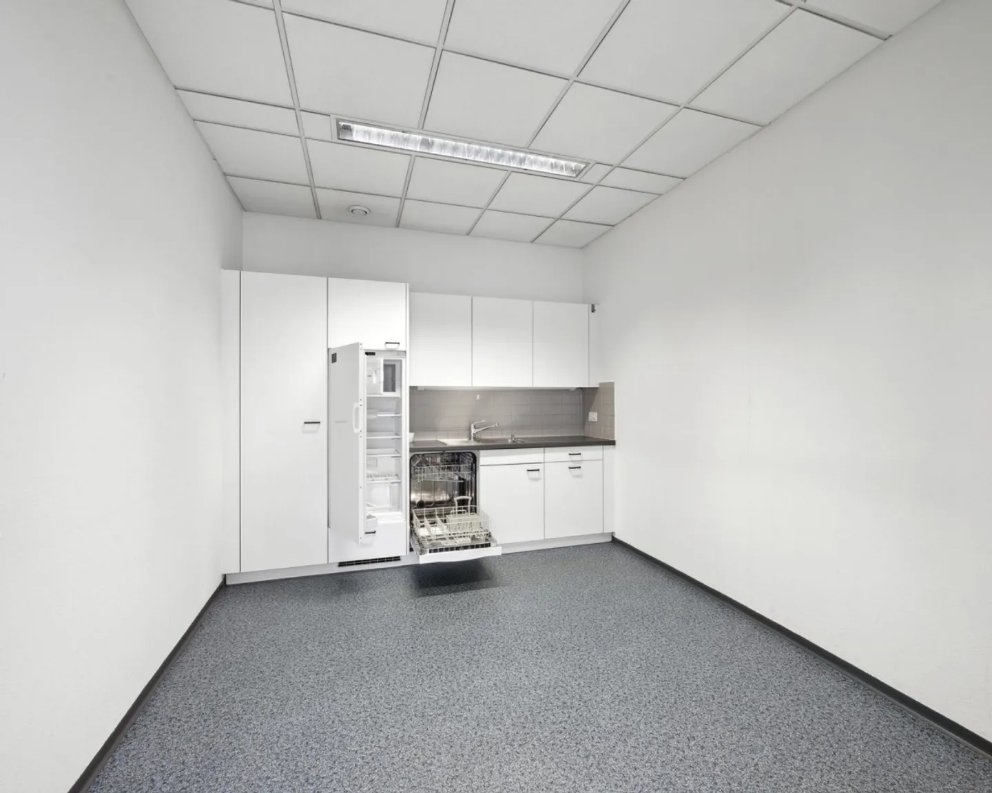 Move in, get started, feel good – fully equipped individual offices in various sizes with a shared kitchen are waiting for you! - Photo 3 of 4