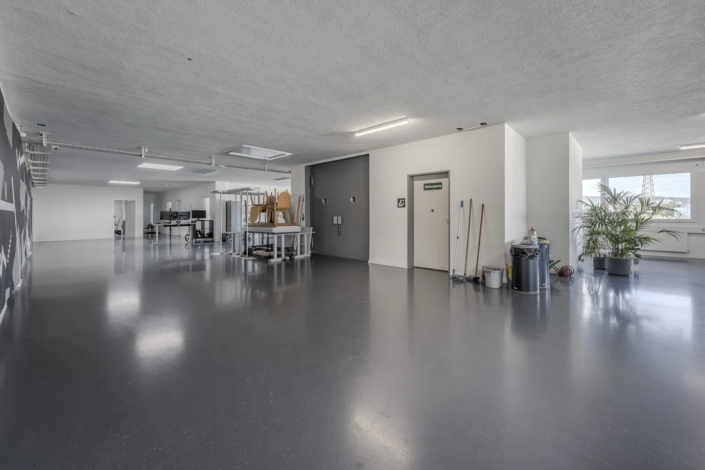 Proprietà commerciale versatile con ascensore per merci direttamente nell'area - Foto 2 di 9