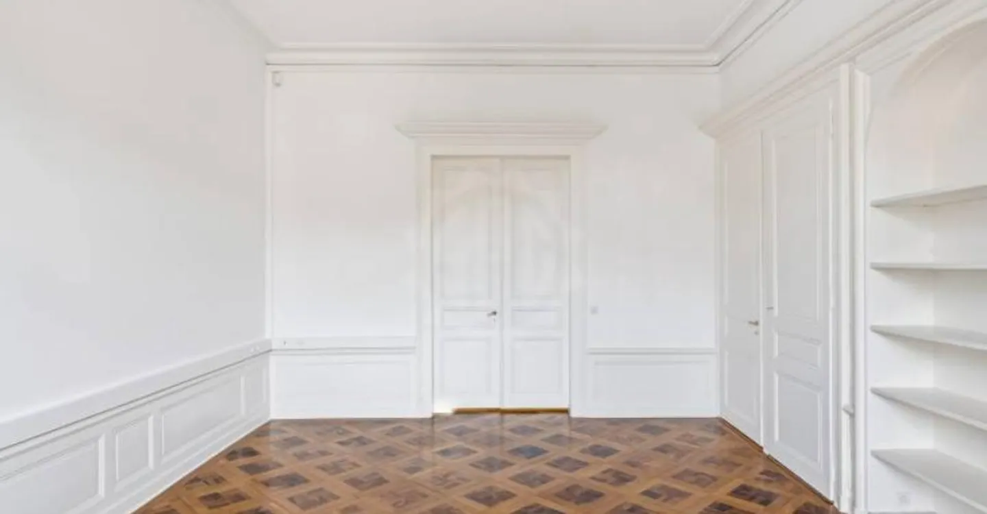 Bureau - Photo 6 of 12