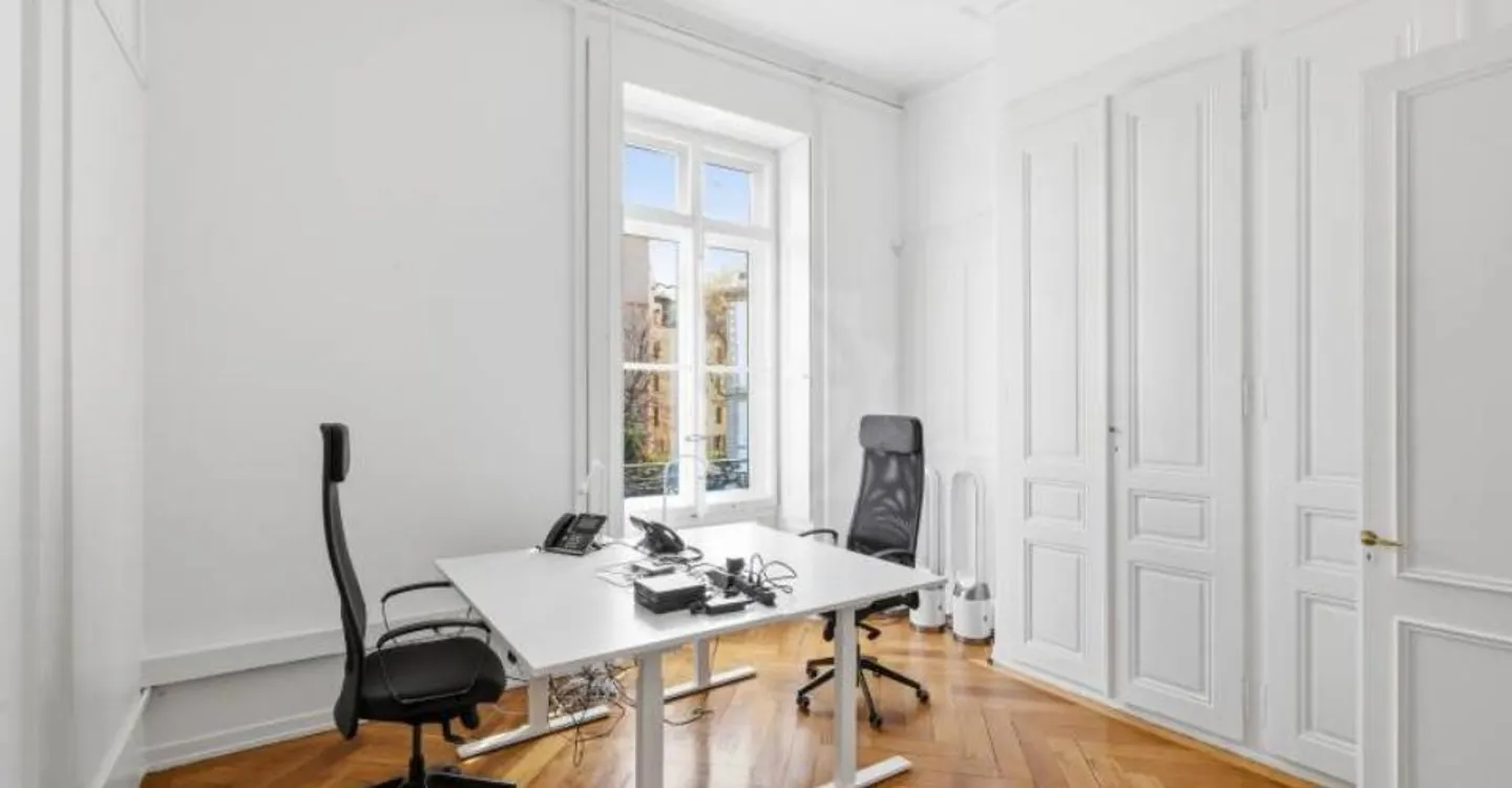Bureau - Photo 8 of 12