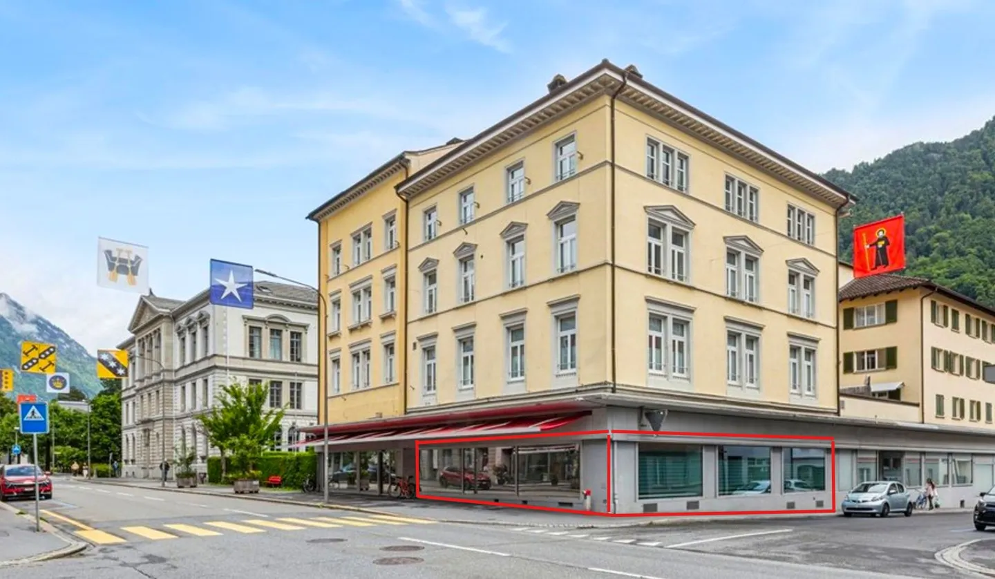 Spazio commerciale rappresentativo con massima visibilità nel cuore di Glarus! - Foto 1 di 10
