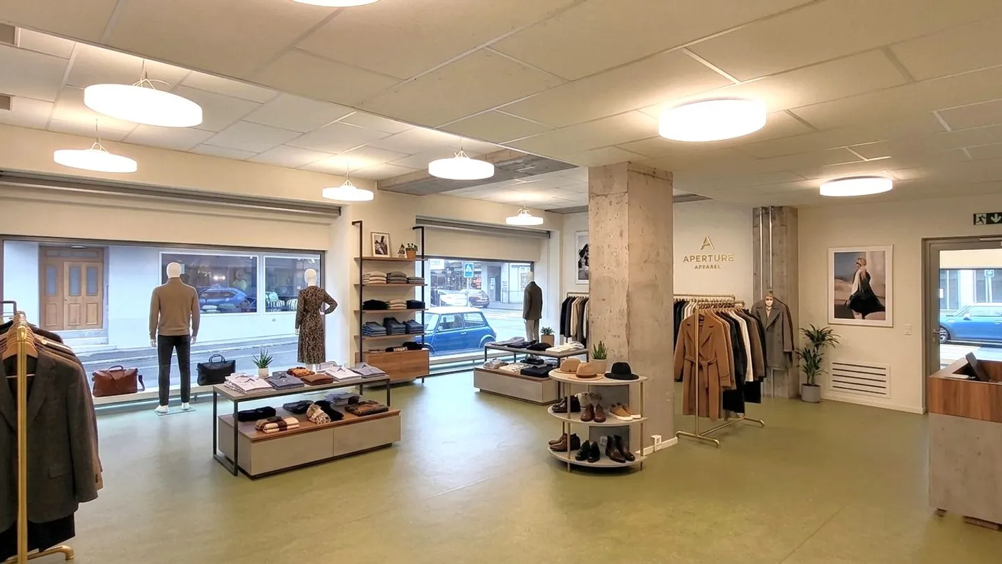 Spazio commerciale rappresentativo con massima visibilità nel cuore di Glarus! - Foto 3 di 10