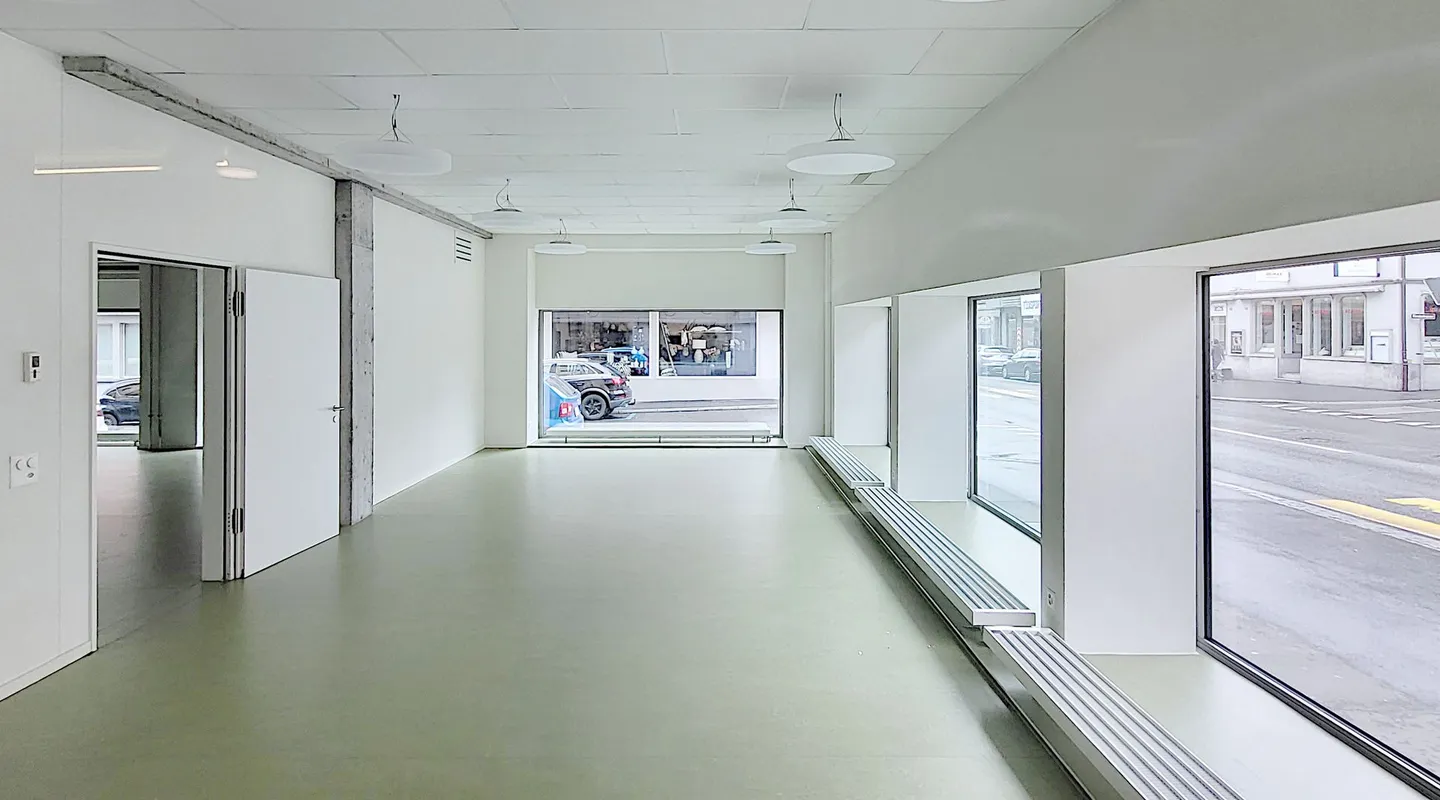 Spazio commerciale rappresentativo con massima visibilità nel cuore di Glarus! - Foto 4 di 10