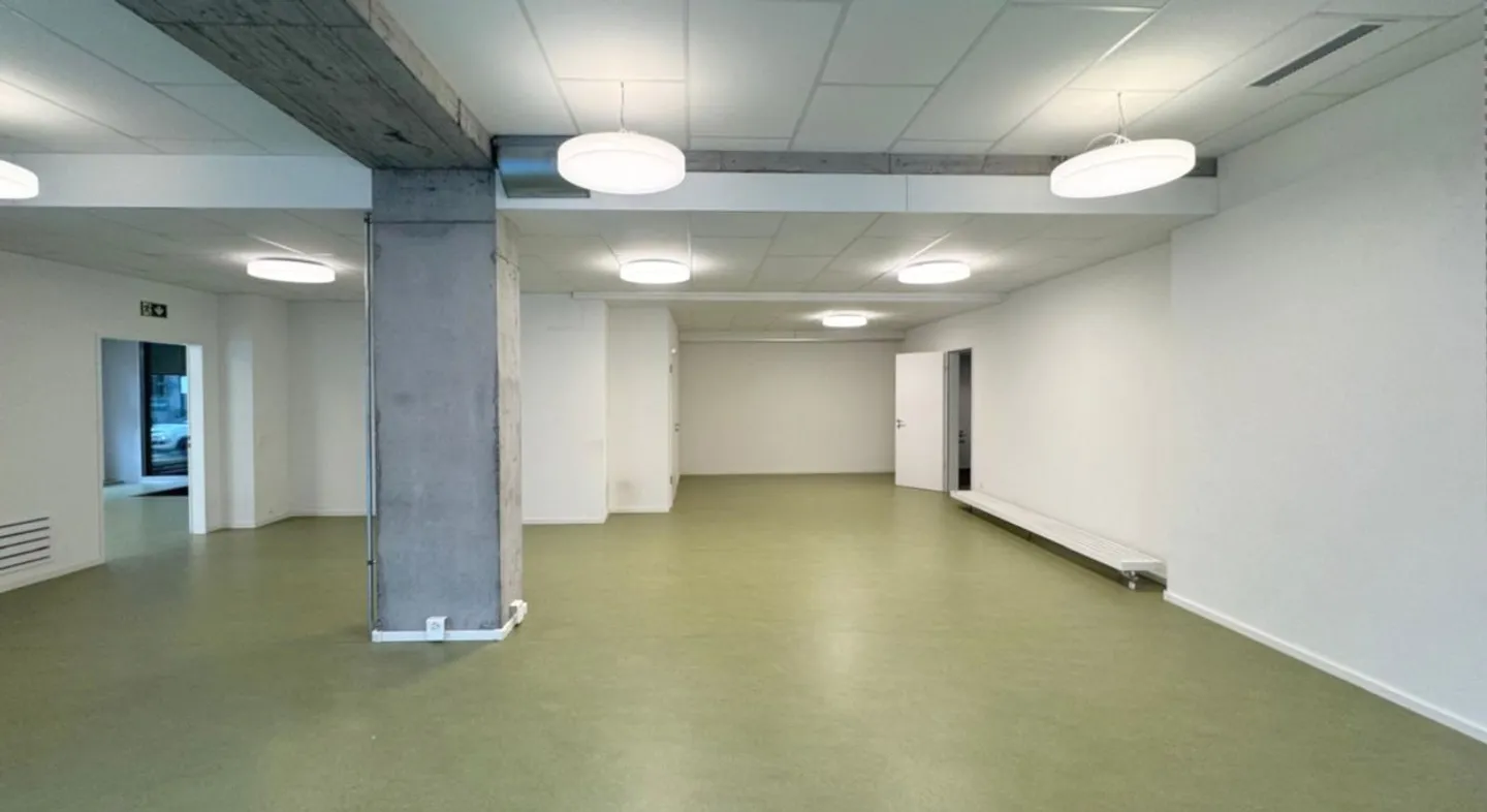 Spazio commerciale rappresentativo con massima visibilità nel cuore di Glarus! - Foto 6 di 10