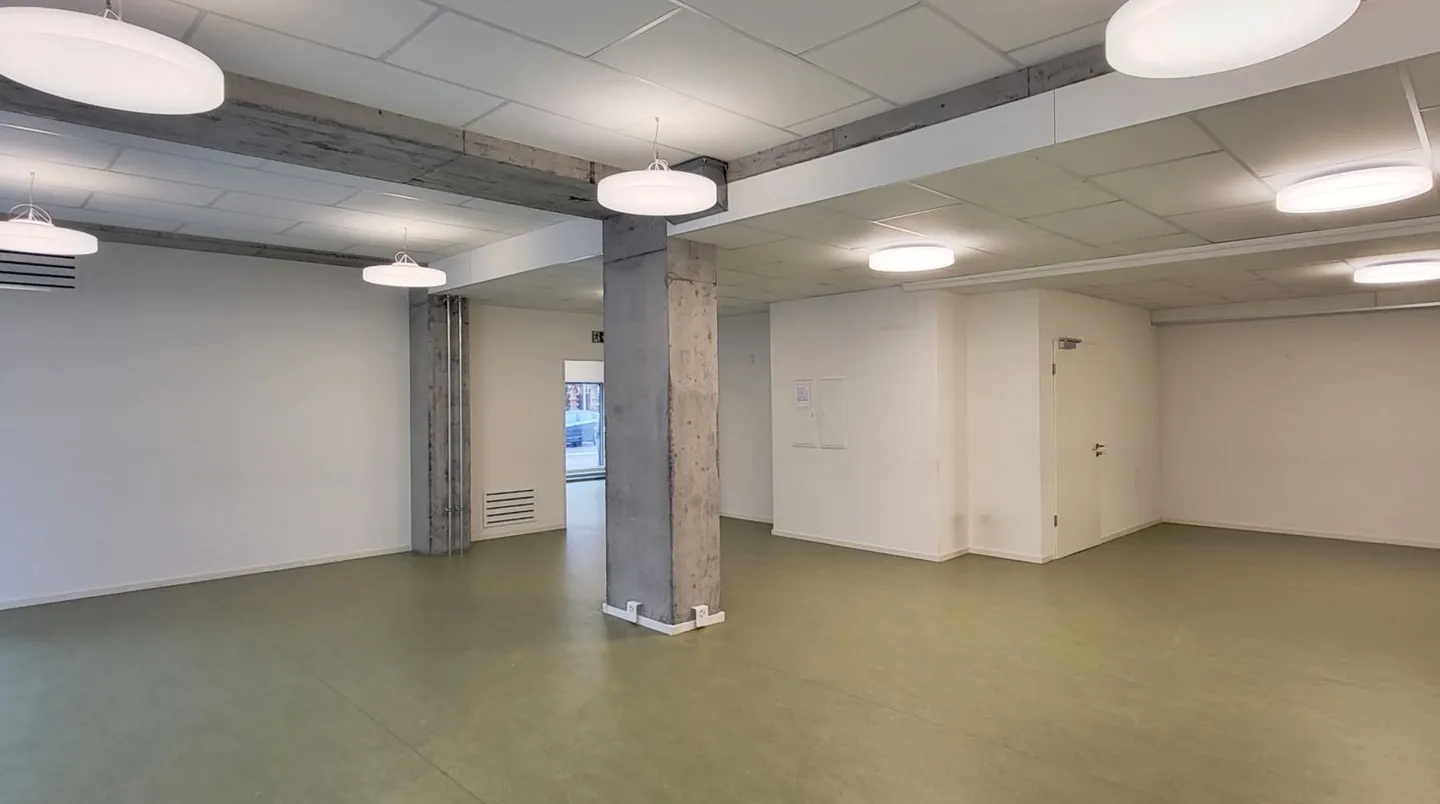 Spazio commerciale rappresentativo con massima visibilità nel cuore di Glarus! - Foto 8 di 10