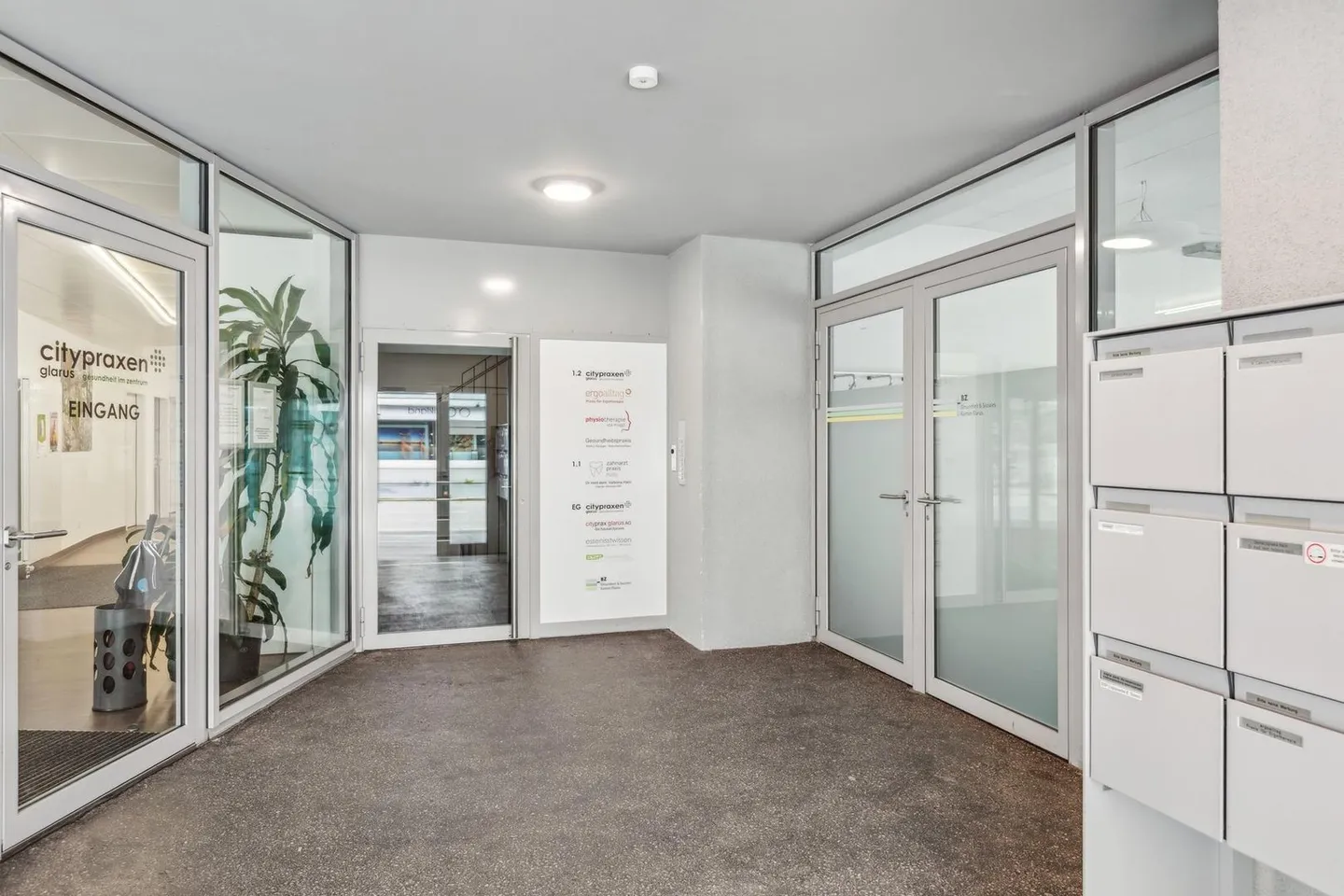 Spazio commerciale rappresentativo con massima visibilità nel cuore di Glarus! - Foto 10 di 10