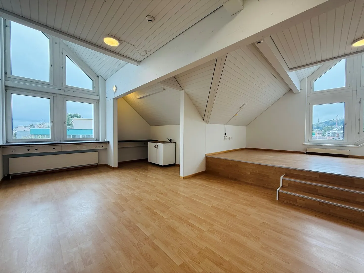 Bureau intelligent de 60 m² au 2ème étage - moderne, lumineux et prêt à l'emploi - Photo 2 sur 5