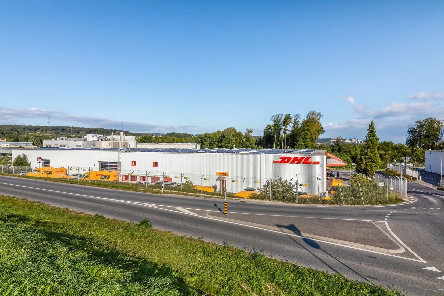 Excellente situation - près de l'autoroute et des commodités - espace de stockage 63 m2 - Photo 4 sur 9
