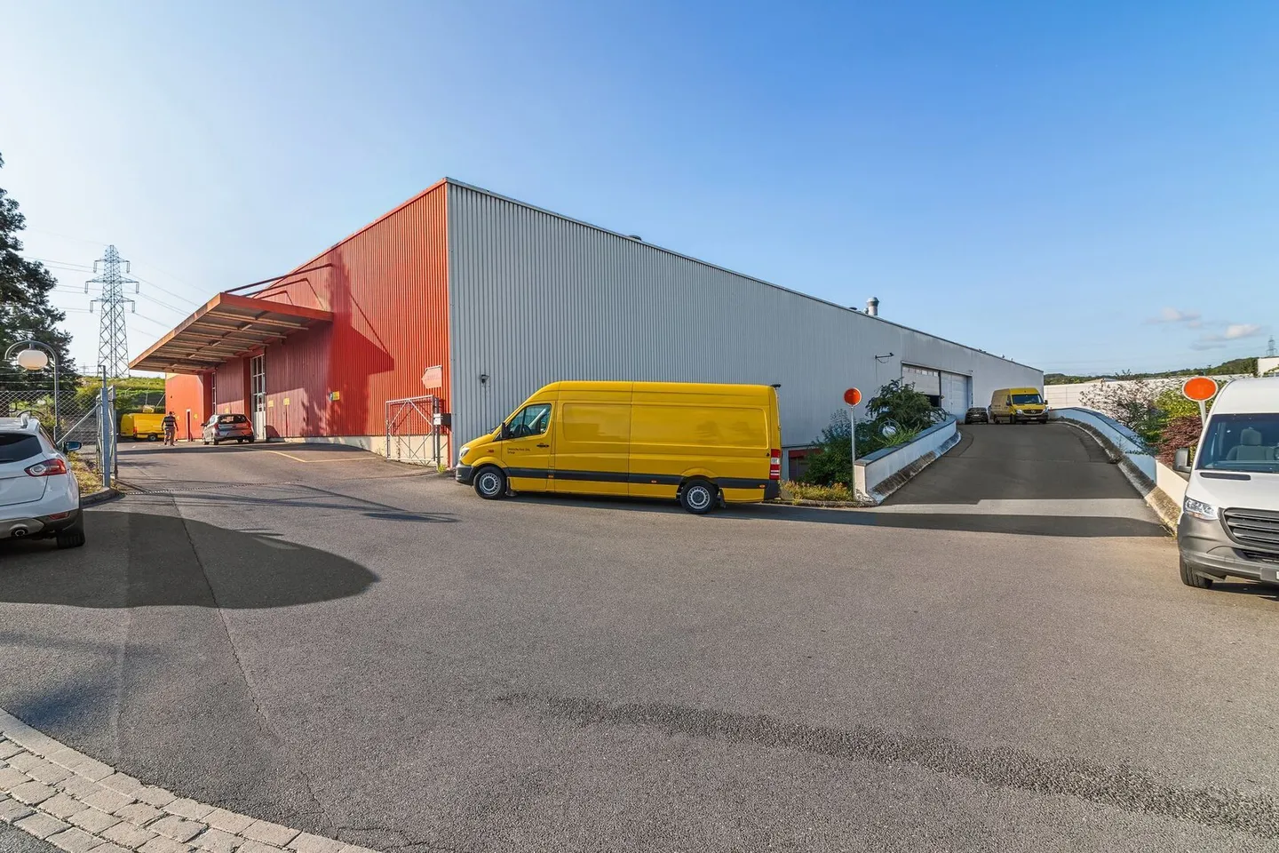 Excellente situation - près de l'autoroute et des commodités - espace de stockage 63 m2 - Photo 7 sur 9