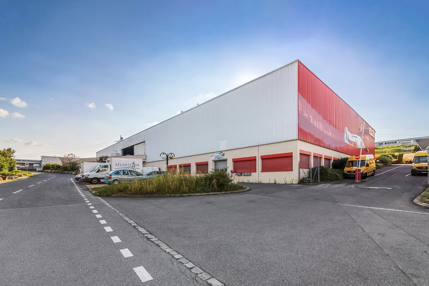 Excellente situation - près de l'autoroute et des commodités - espace de stockage 63 m2 - Photo 2 sur 9