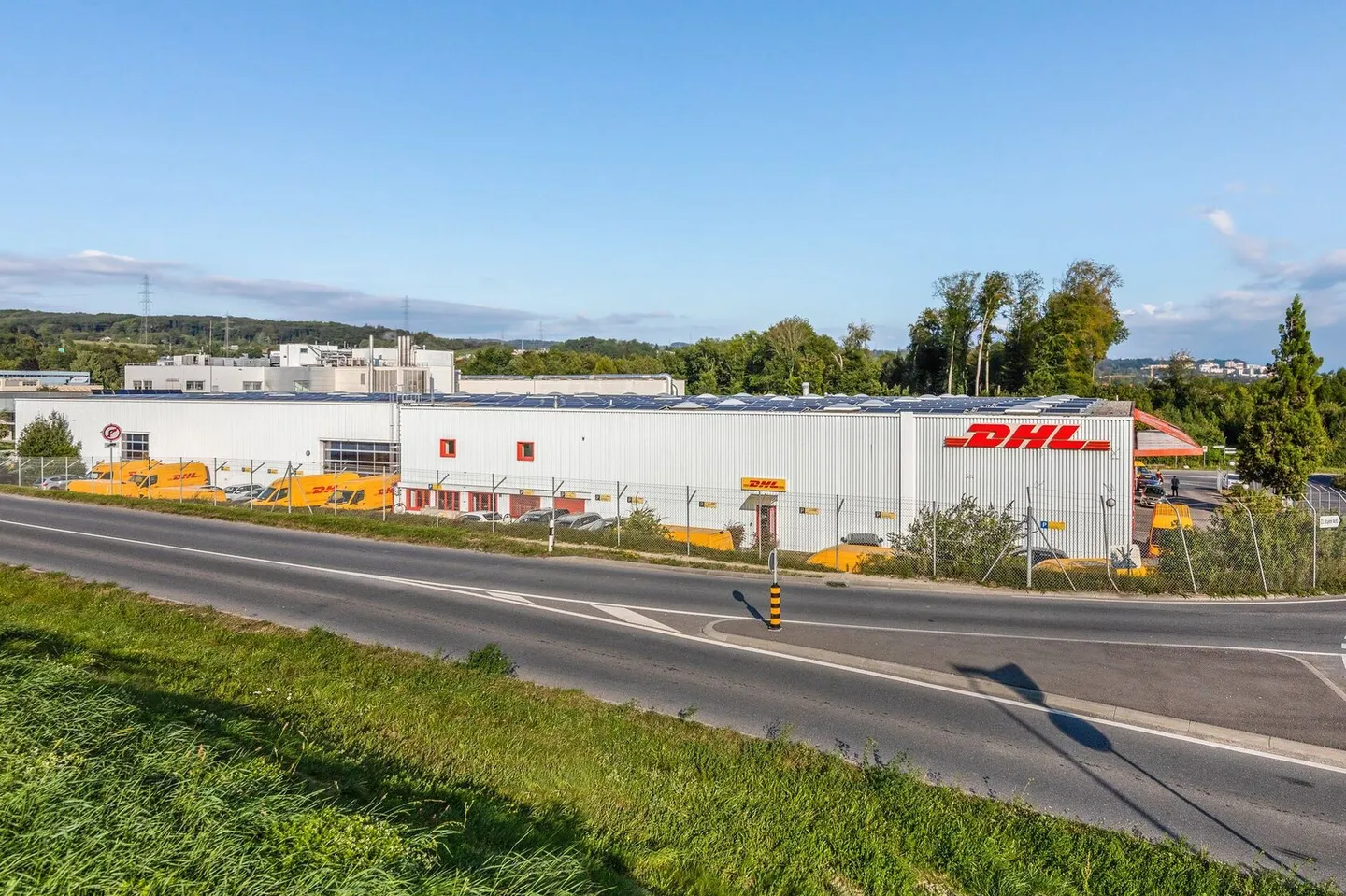 Excellente situation - près de l'autoroute et des commodités - espace de stockage 63 m2 - Photo 8 sur 9
