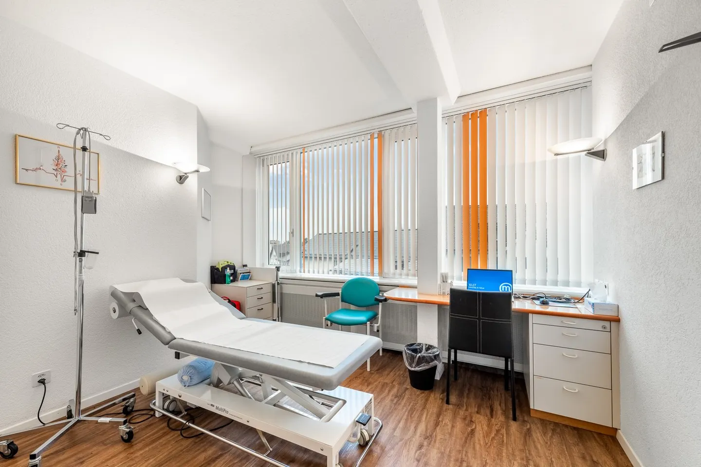 Small, flexible, ideally located - Your practice or office space with potential - Photo 3 of 3