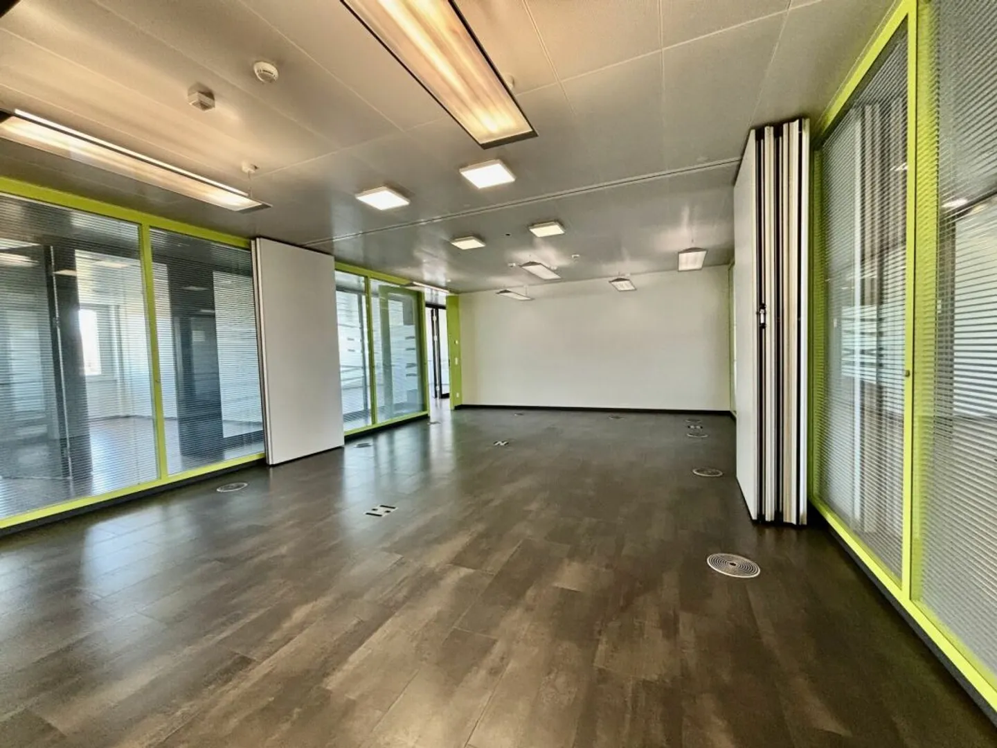Superficie ufficio splendida di 1500 m2 divisibili in un ambiente molto bello e accessibile: CFF + Autostrada - Foto 5 di 10
