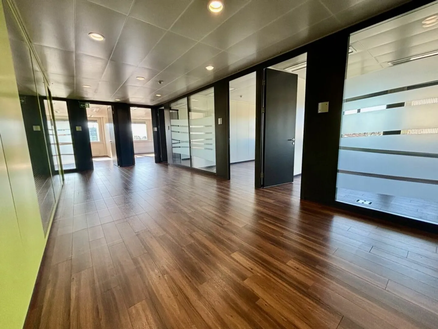 Superficie ufficio splendida di 1500 m2 divisibili in un ambiente molto bello e accessibile: CFF + Autostrada - Foto 4 di 10