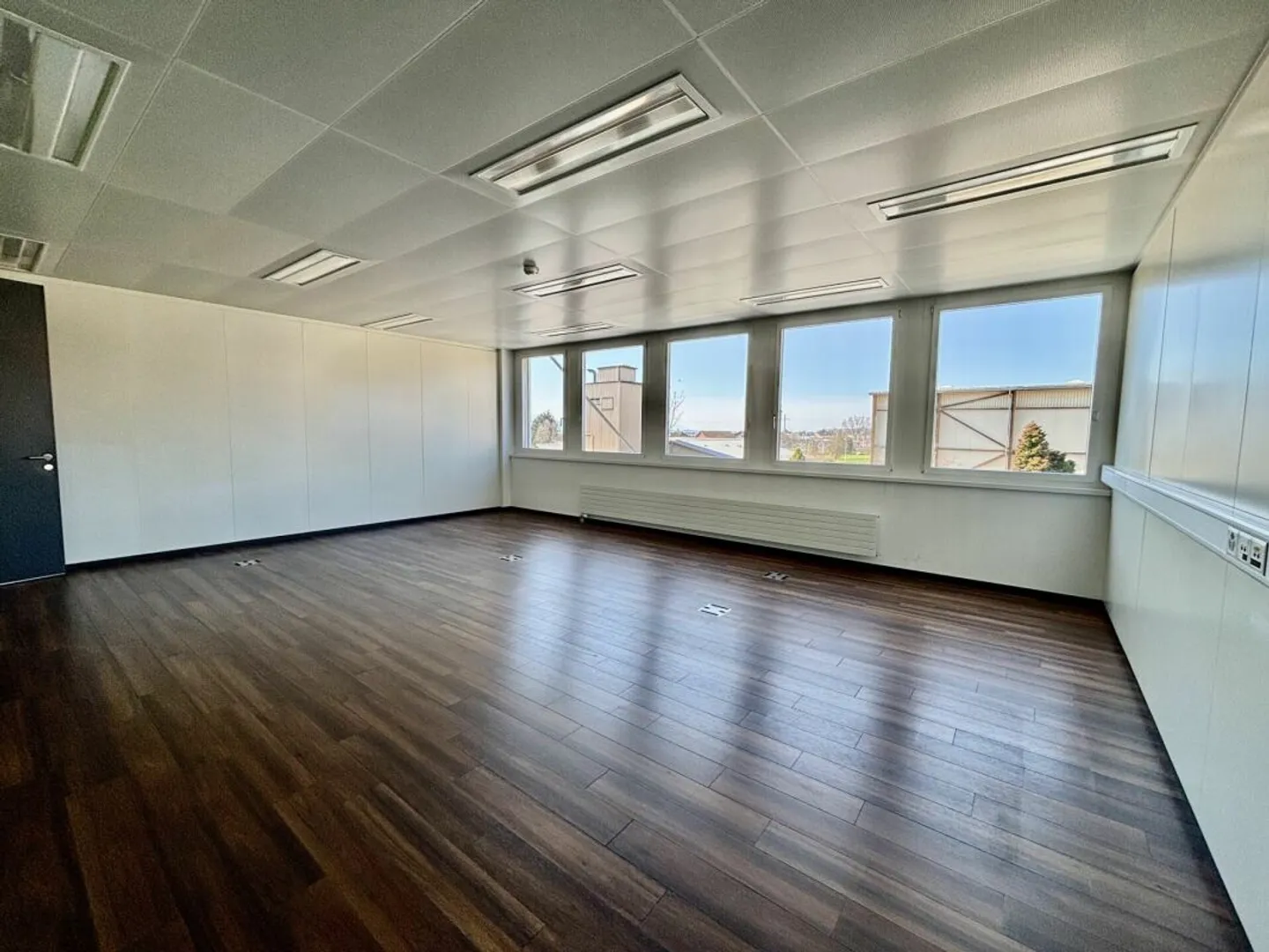Superficie ufficio splendida di 1500 m2 divisibili in un ambiente molto bello e accessibile: CFF + Autostrada - Foto 6 di 10