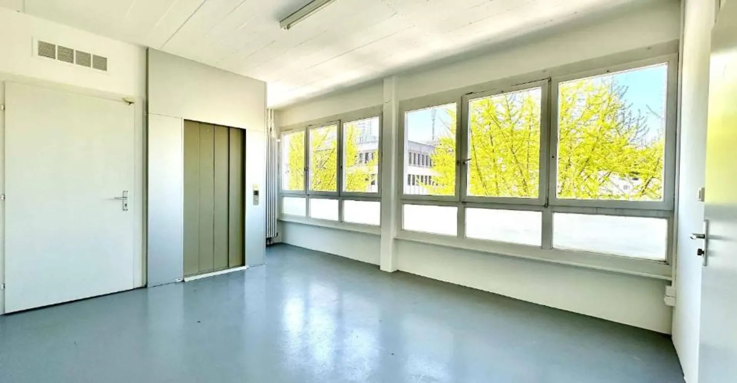 Office 5 rooms - Photo 3 of 13