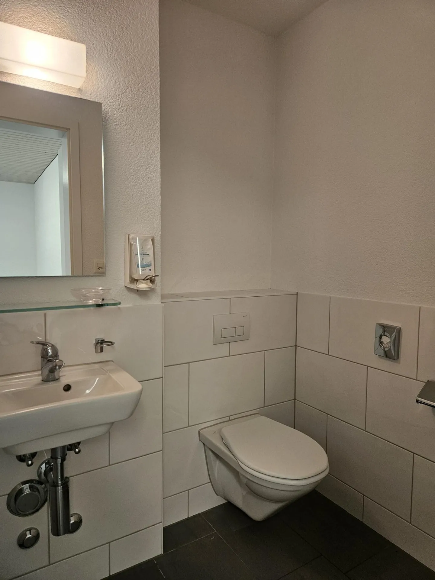 Office/Practice Rooms Near Train Station with Flexible Room Layout - Photo 2 of 5