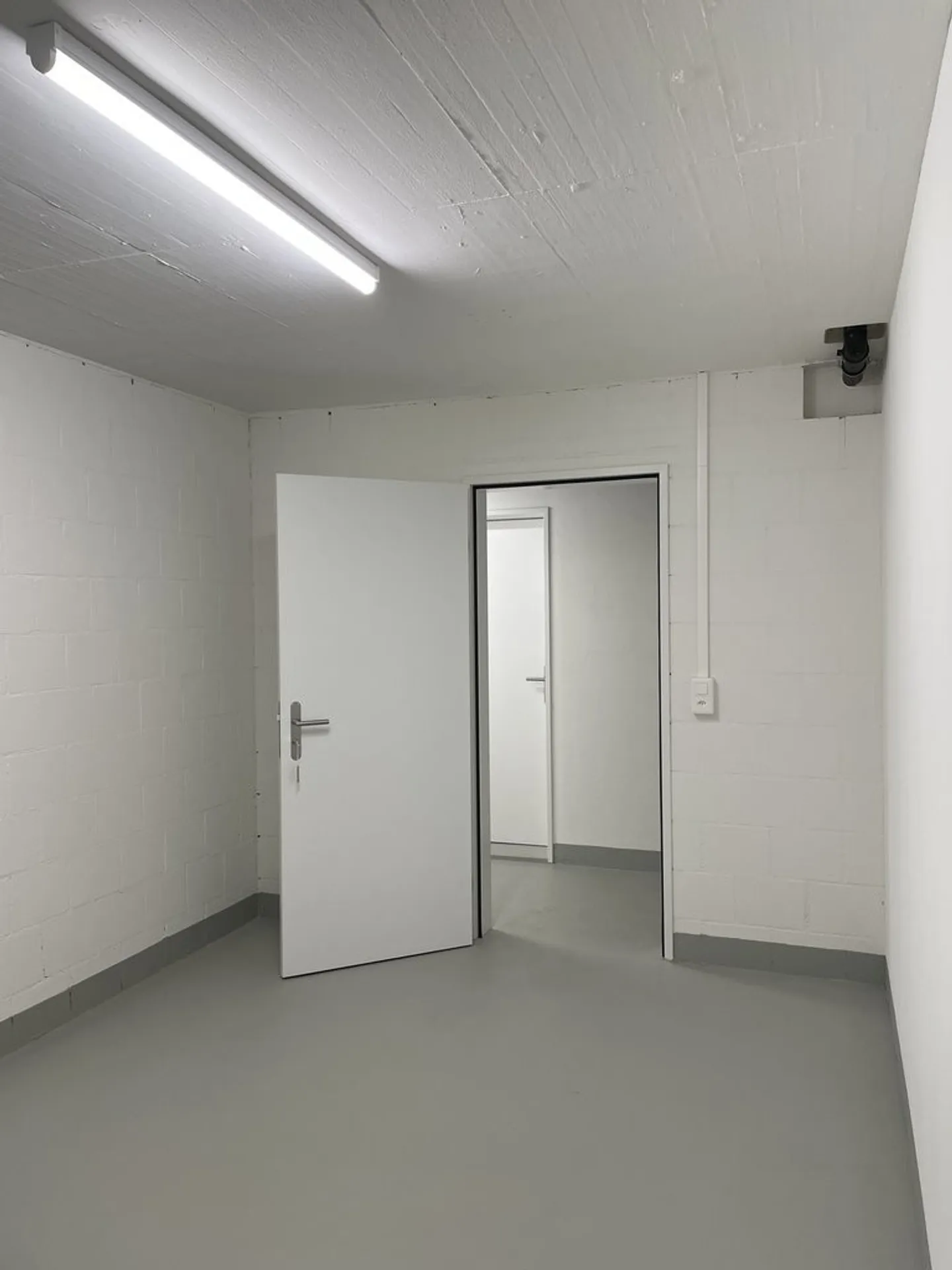 Salle de bricolage à louer - Photo 2 sur 3
