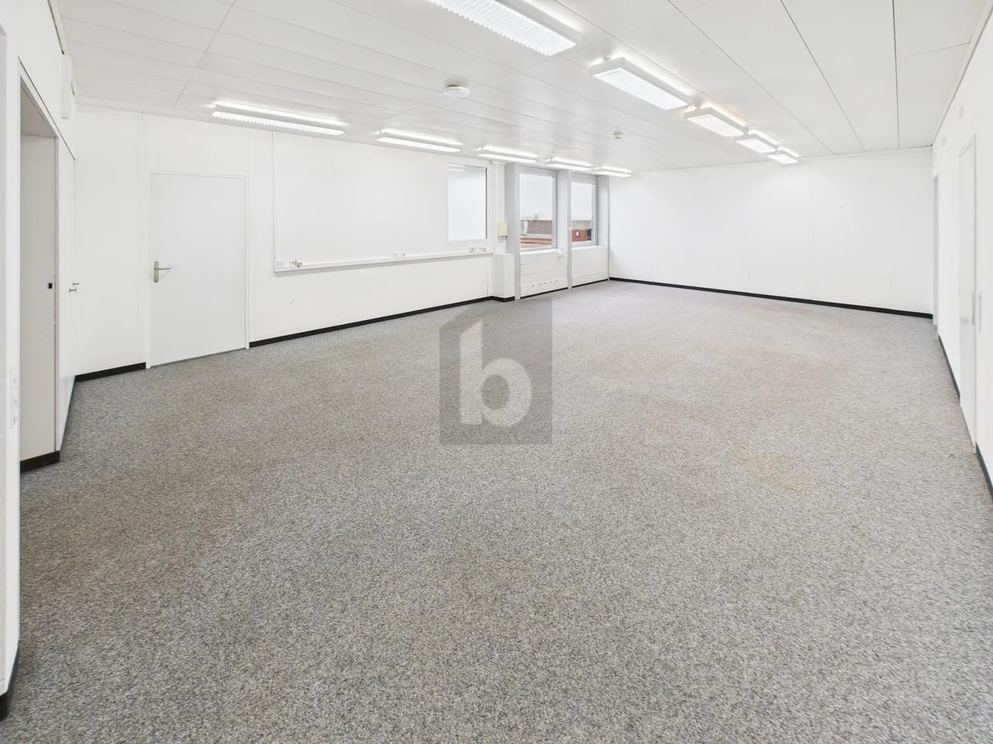 SPACIEUX ET PRATIQUEMENT SITUÉ (BUREAU 4.27) - Photo 4 sur 5