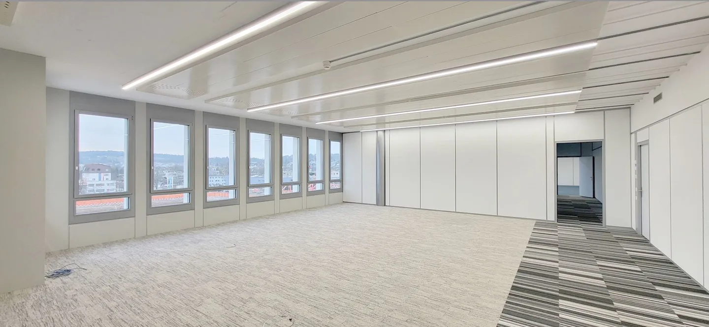 Unité de bureau polyvalente avec de grands espaces de travail en équipe et des bureaux individuels - Photo 4 sur 13
