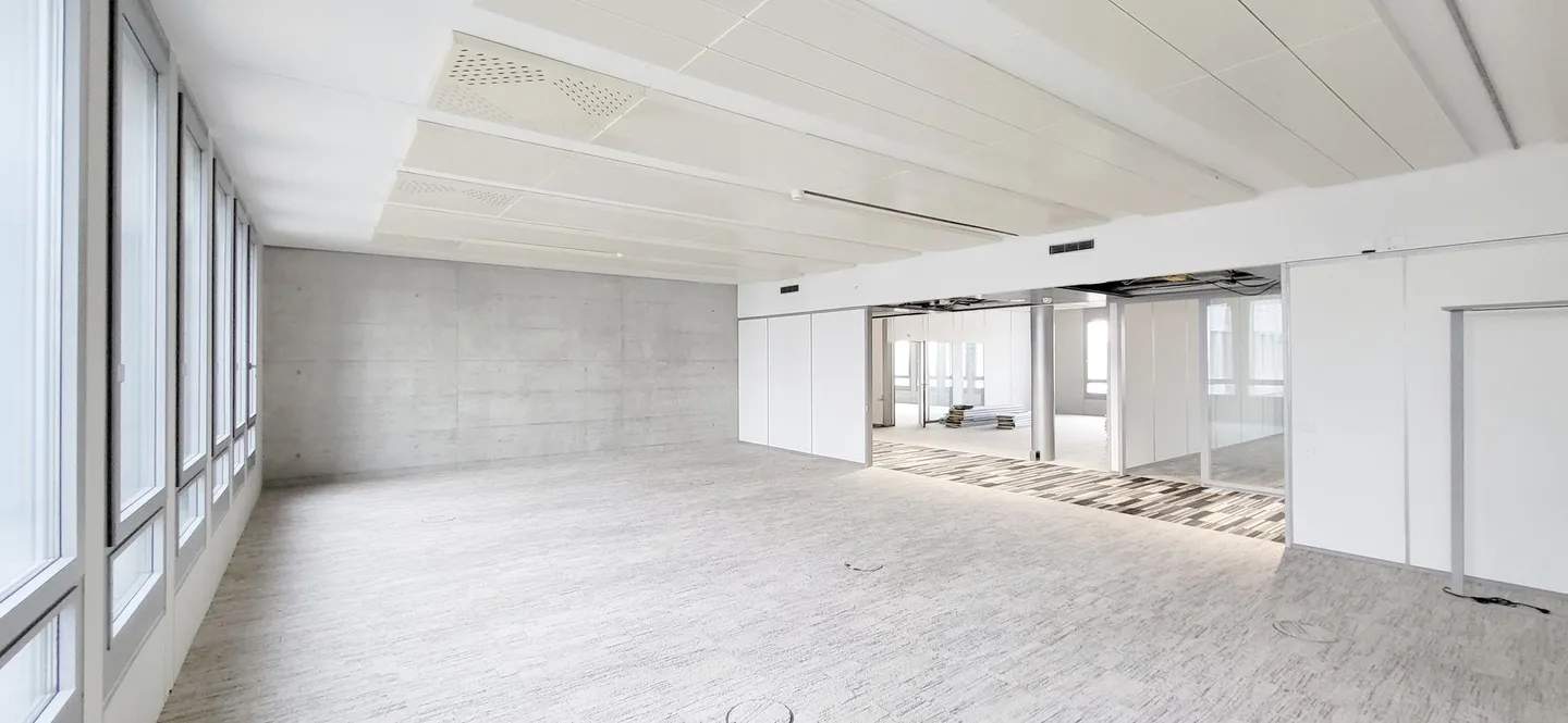 Unité de bureau polyvalente avec de grands espaces de travail en équipe et des bureaux individuels - Photo 5 sur 13