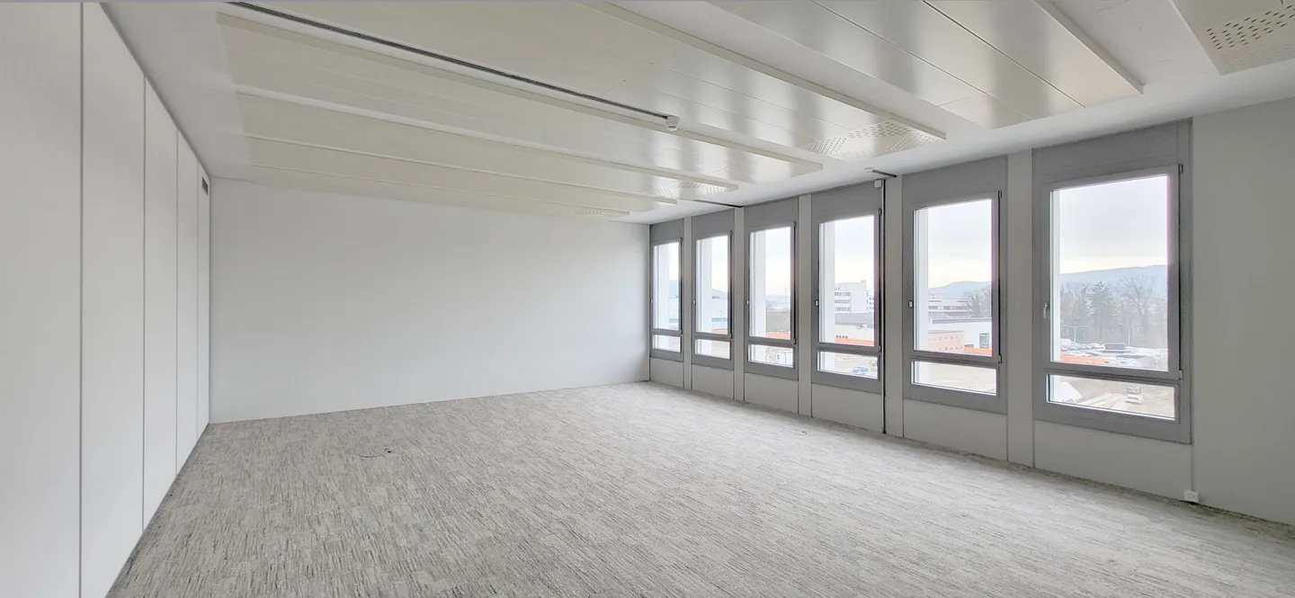 Unité de bureau polyvalente avec de grands espaces de travail en équipe et des bureaux individuels - Photo 6 sur 13
