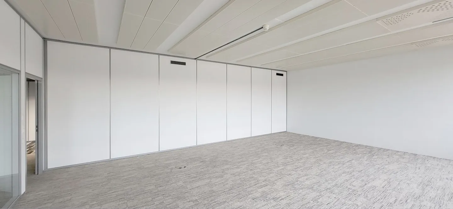 Unité de bureau polyvalente avec de grands espaces de travail en équipe et des bureaux individuels - Photo 7 sur 13