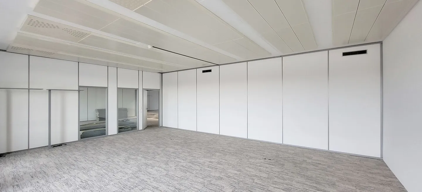 Unité de bureau polyvalente avec de grands espaces de travail en équipe et des bureaux individuels - Photo 8 sur 13