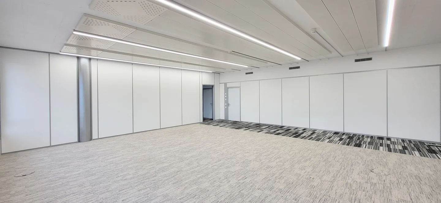 Unité de bureau polyvalente avec de grands espaces de travail en équipe et des bureaux individuels - Photo 9 sur 13