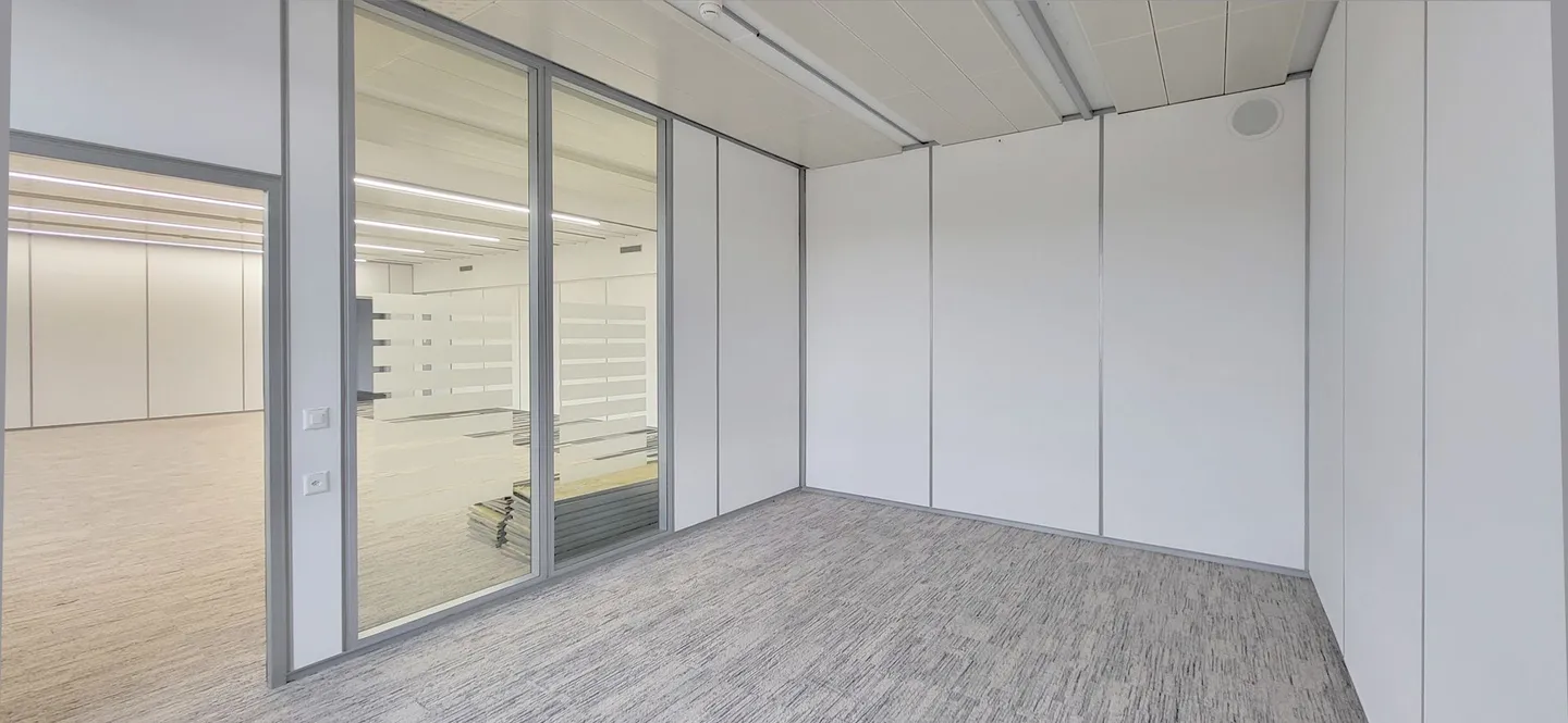 Unité de bureau polyvalente avec de grands espaces de travail en équipe et des bureaux individuels - Photo 10 sur 13