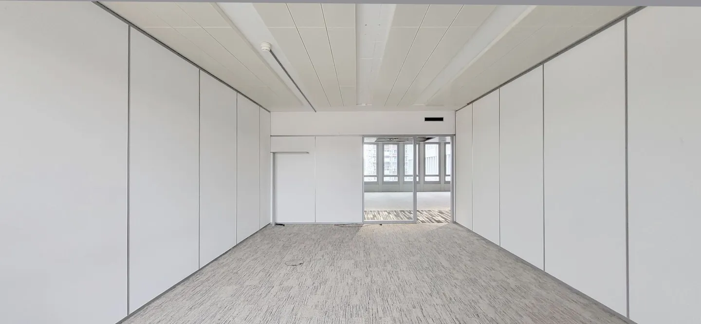 Unité de bureau polyvalente avec de grands espaces de travail en équipe et des bureaux individuels - Photo 11 sur 13