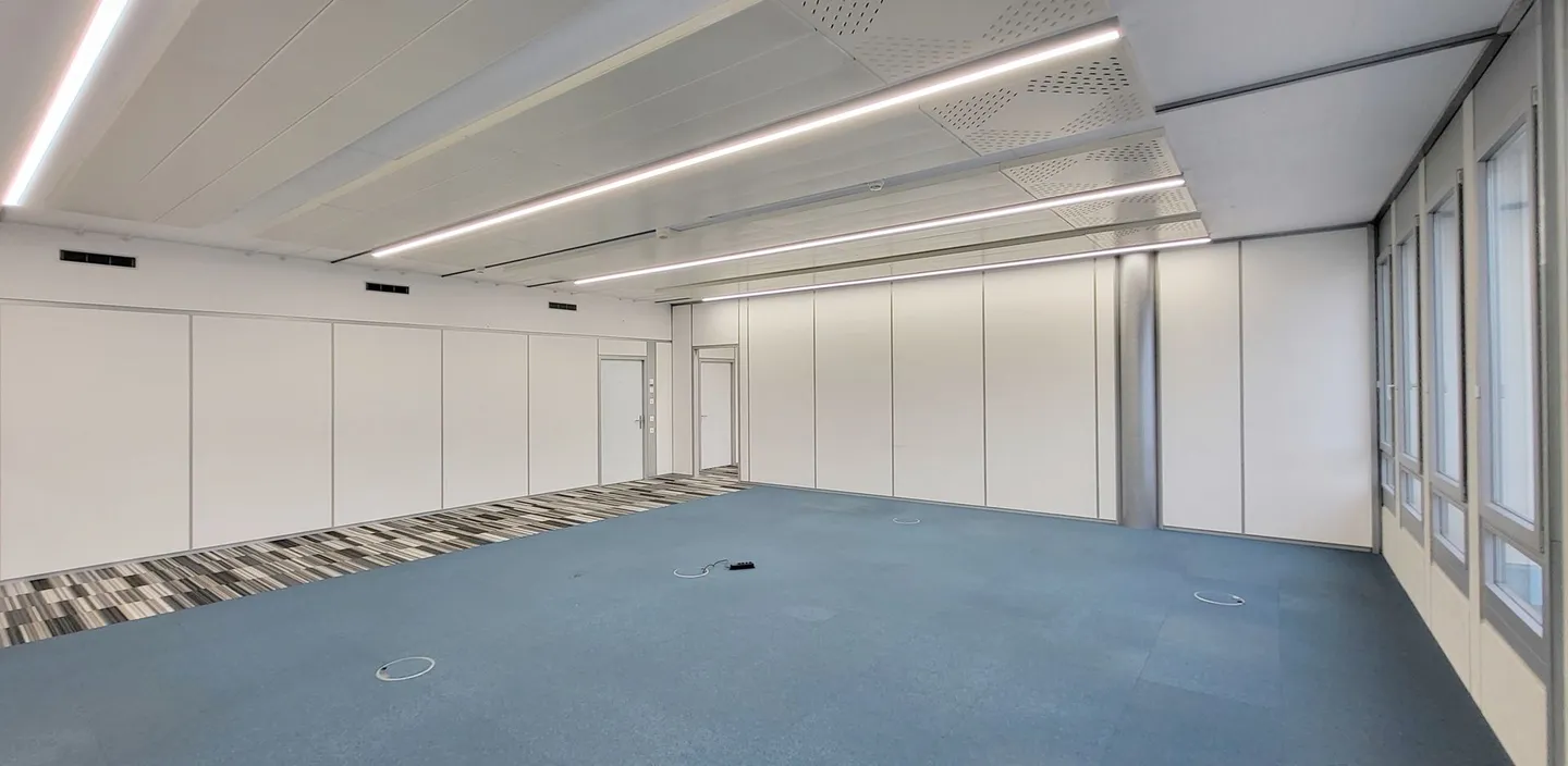 Unité de bureau polyvalente avec de grands espaces de travail en équipe et des bureaux individuels - Photo 12 sur 13