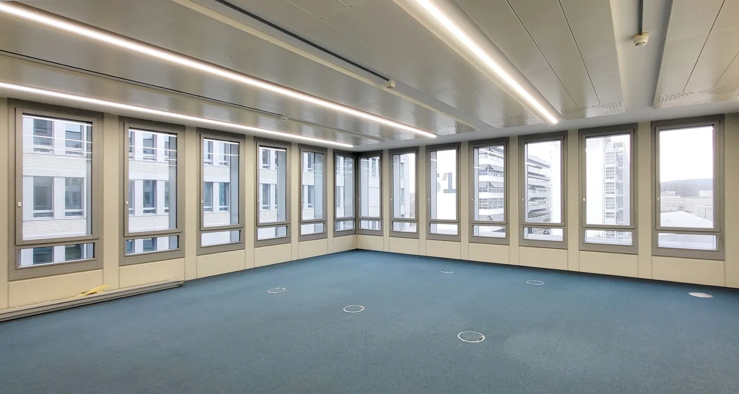 Bureau d'angle double avec beaucoup de lumière naturelle - 2× près de 80 m² ! - Photo 3 sur 8