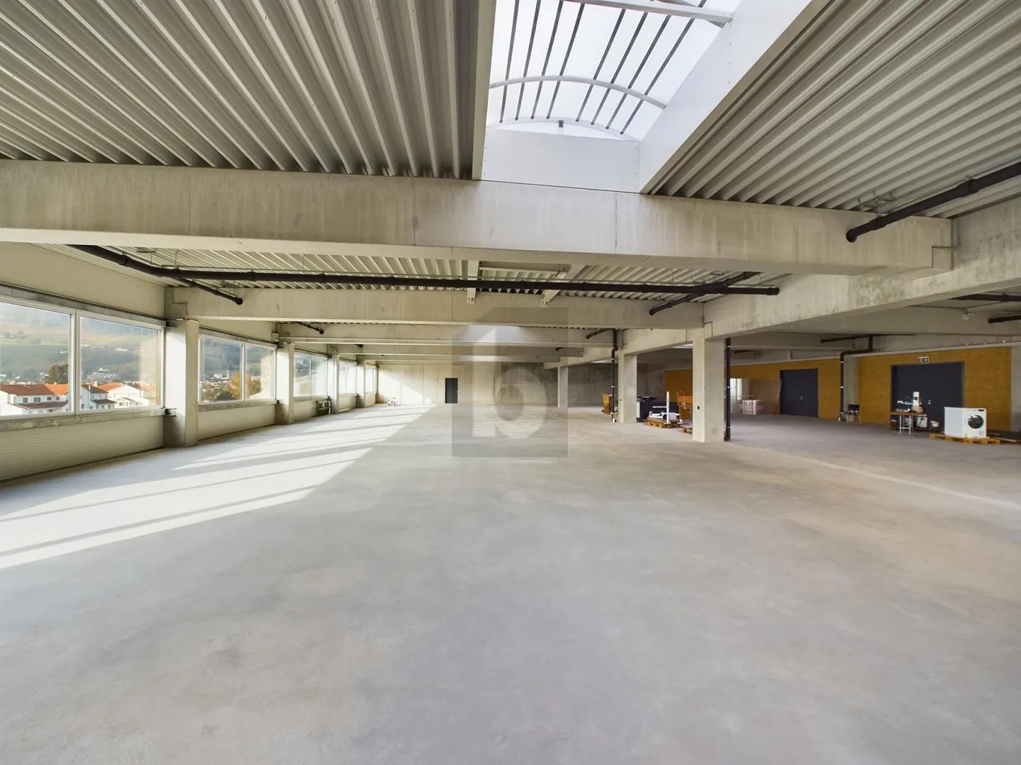 ÉNORME SALLE DE MONTAGE, IDÉALE POUR VOTRE ENTREPRISE - Photo 1 sur 5