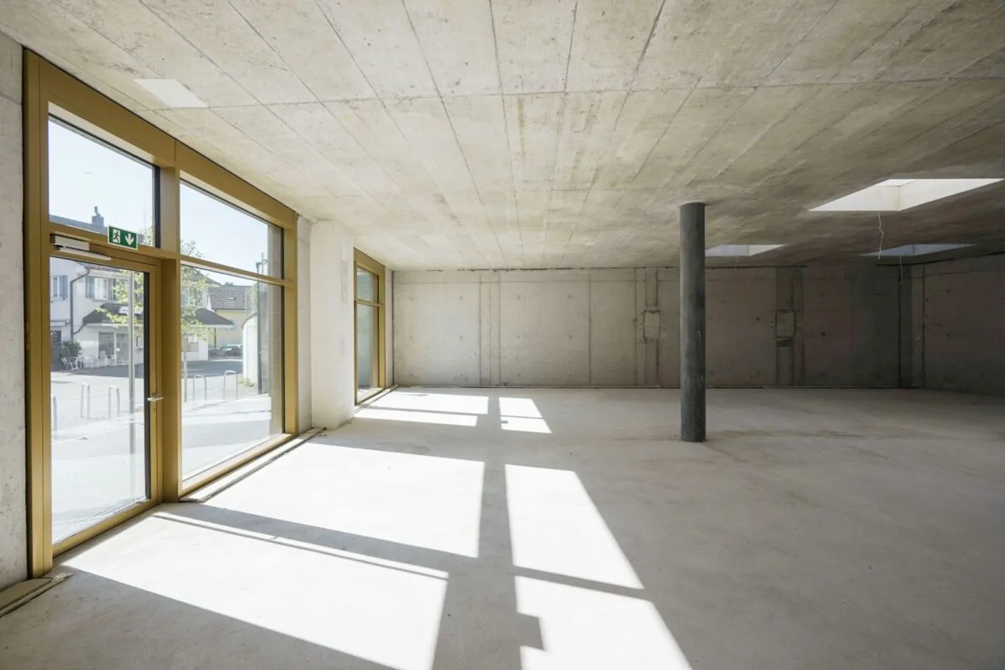 Votre surface de vente au rez-de-chaussée - emménagez et commencez ! - Photo 2 sur 10