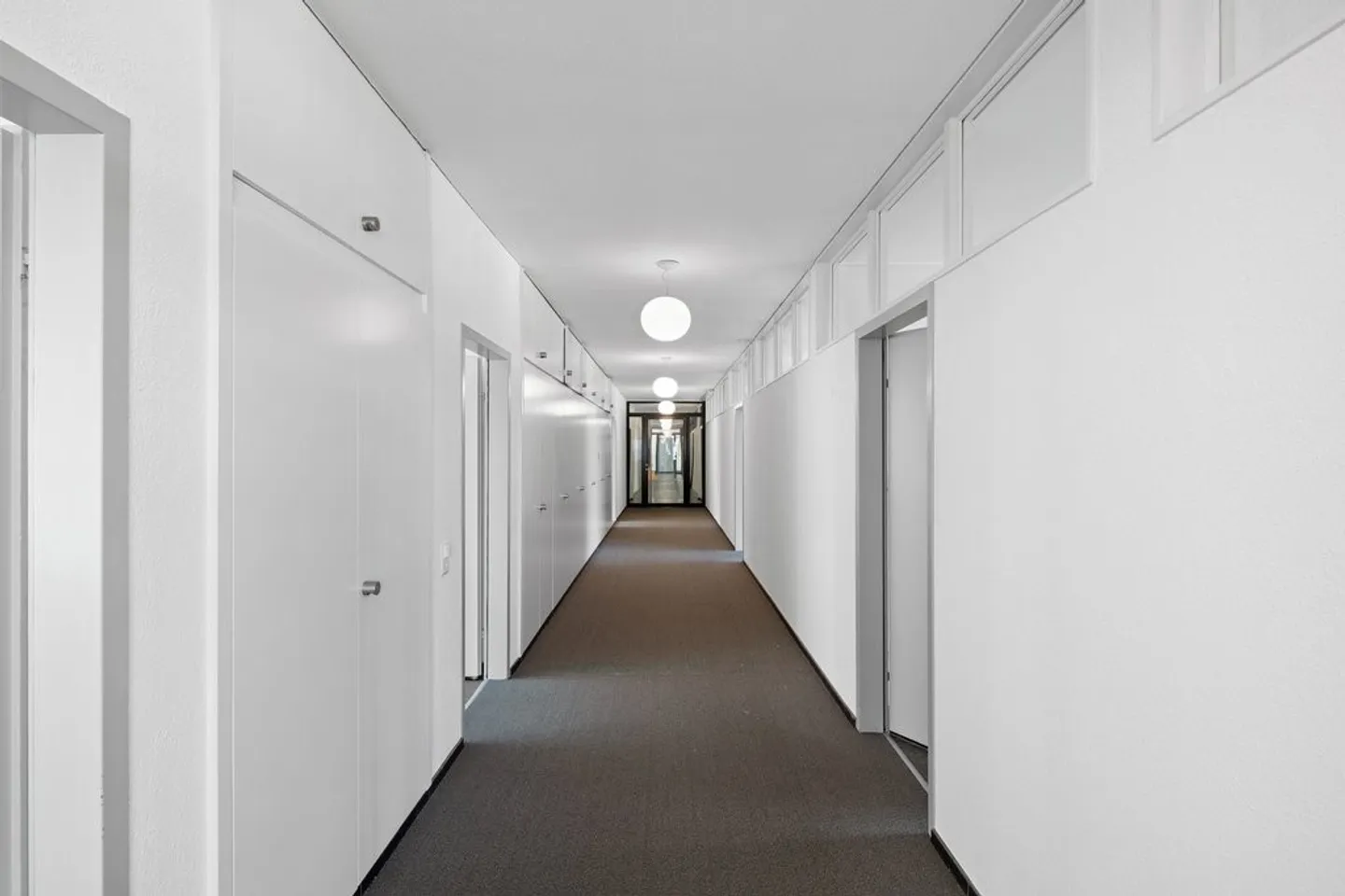 Lavorare in un moderno edificio per uffici! - Foto 8 di 9